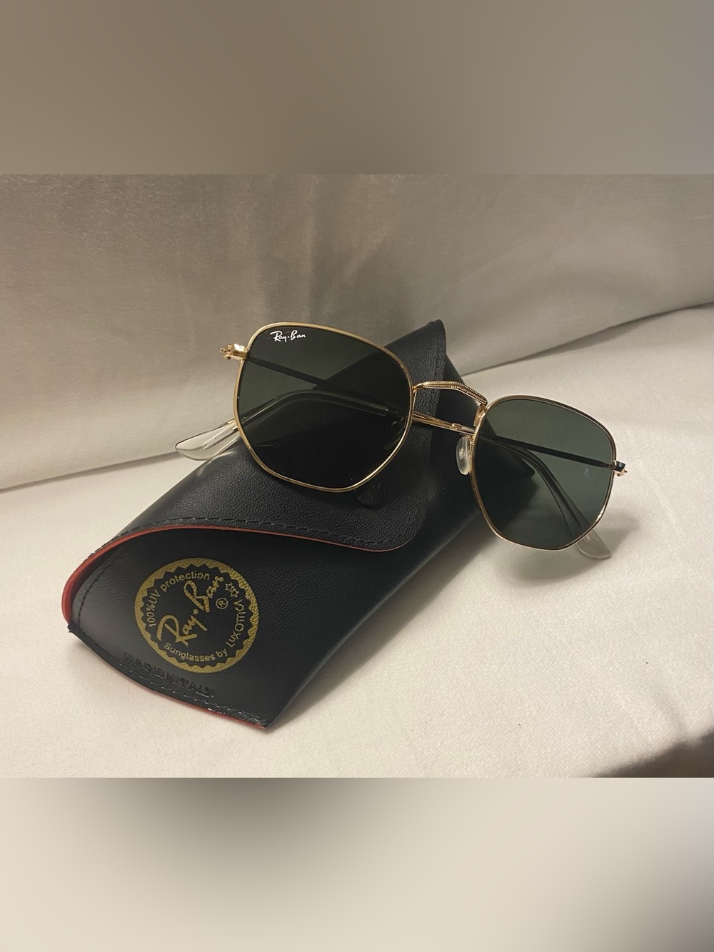 Ray-Ban Men’s Gold Frame Sunglasses with Dark Green Lenses